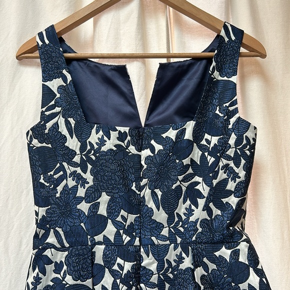 Kay Unger Net York Blue and White Floral EUC - Sz.6 - Picture 7 of 9